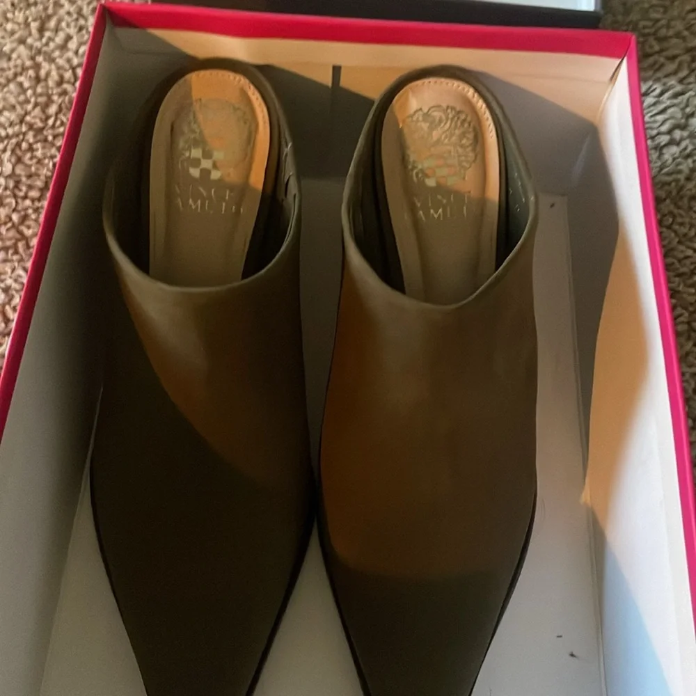 Women’s Army Suede Mule Shoes NIB Vince Camuto - Picture 2 of 4